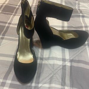 Elaine Turner Black Wedge Heels